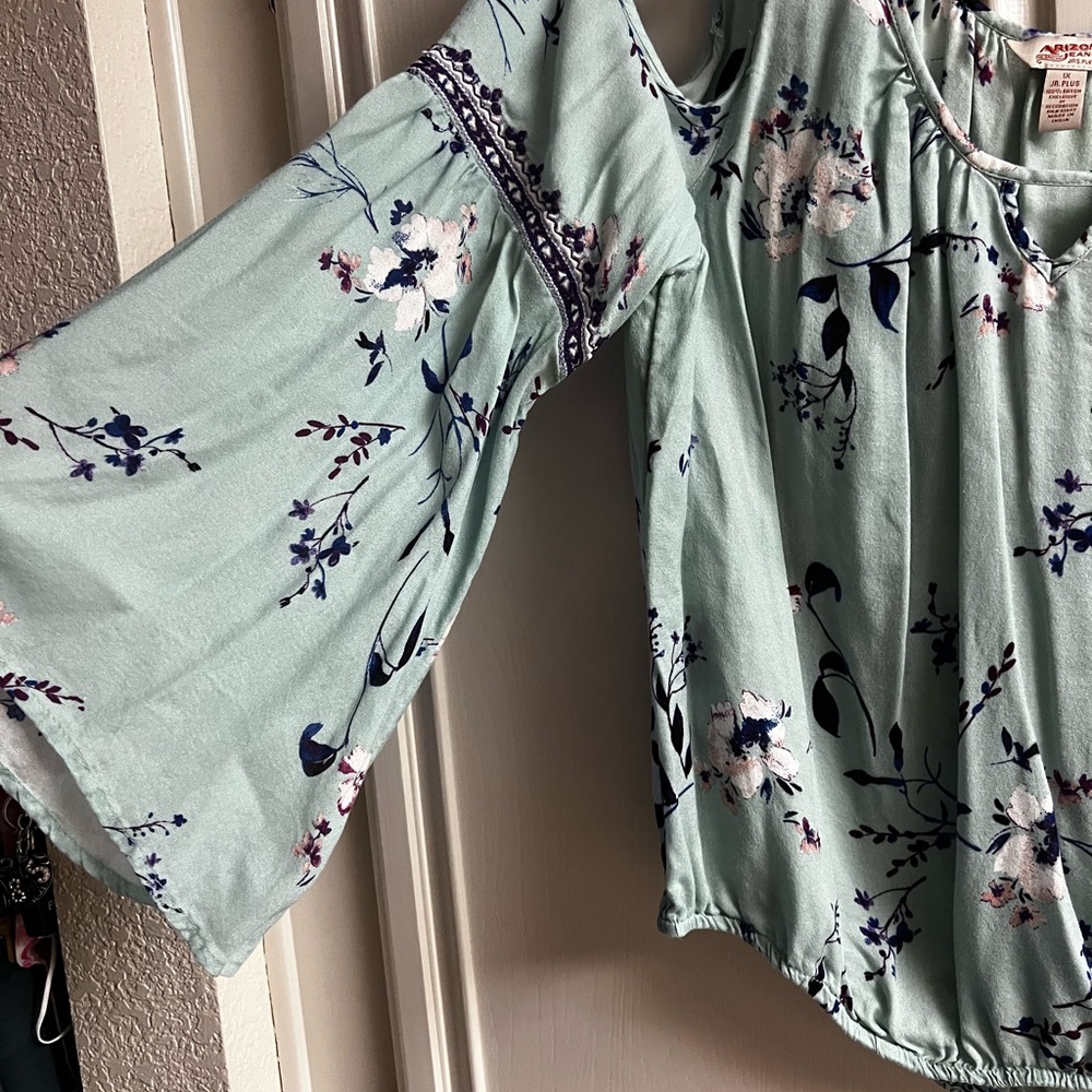 Cold shoulder top - Picture 4 of 5